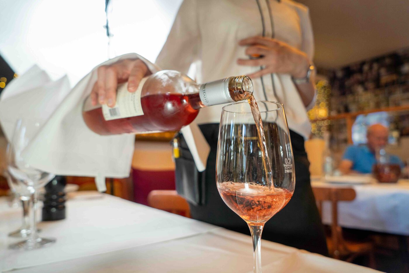 Calice di vino rosso servito al tavolo di un ristorante